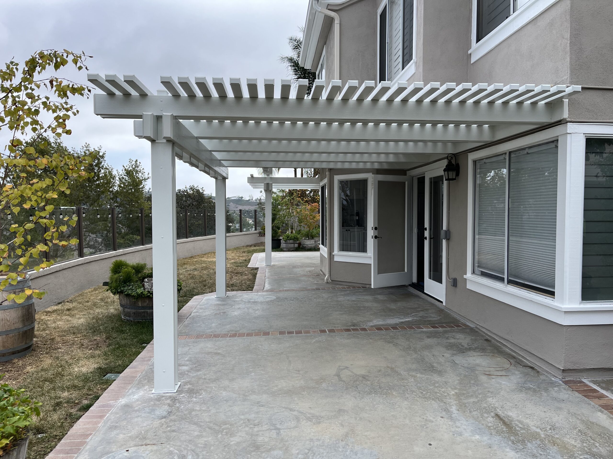 An open-slat Laguna Lattice aluminum patio cover over a Southern California backyard