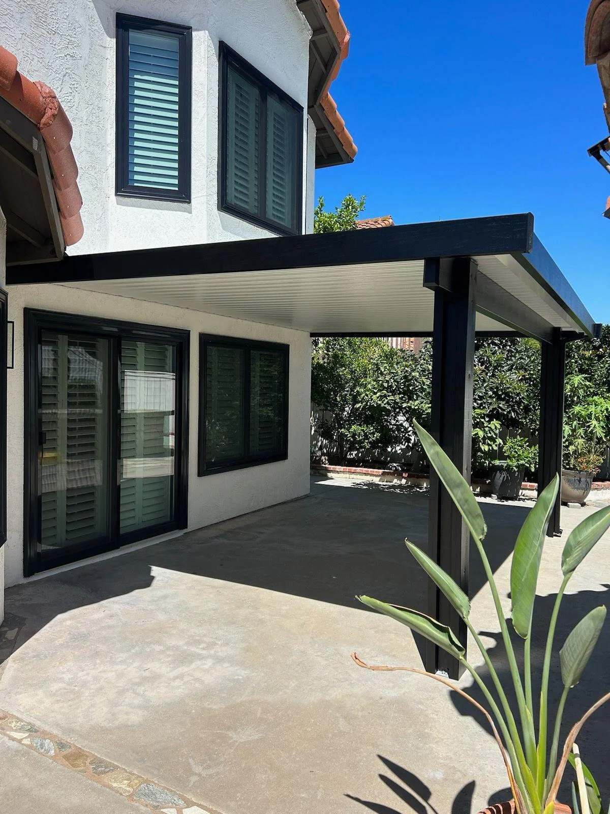 Two-tone solid cover with black trim and white flat panel